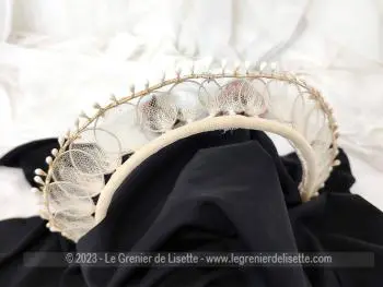 Superbe avec son air désuet et rétro, voici un ancien diadème de mariée réalisé avec des anneaux habillés de tulle et décoré de perles de cire et daterait des années 40/50.