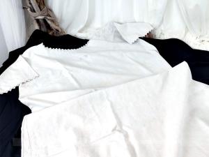 Ancienne très large chemise de nuit lin encolure broderies et monogrammes LB