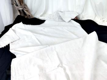 Voici une très ancienne et authentique grande chemise de nuit entièrement faite à la main dans des draps de lin avec des festons à l'encolure et aux petites manches et les monogrammes LB brodés sur le devant.