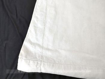 Voici une très ancienne et authentique grande chemise de nuit entièrement faite à la main dans des draps de lin avec des festons à l'encolure et aux petites manches et les monogrammes LB brodés sur le devant.