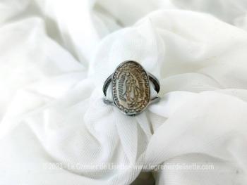 Montée sur métal , voici une belle bague mettant en valeur un écusson avec effigie de 