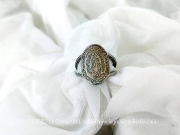 Montée sur métal , voici une belle bague mettant en valeur un écusson avec effigie de "Nostra Senora de Gudalupe" (Notre Dame de Guadalupe). Idéal pour tous les doigts de 1.8 cm de diamètre.