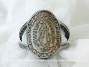 Montée sur métal , voici une belle bague mettant en valeur un écusson avec effigie de "Nostra Senora de Gudalupe" (Notre Dame de Guadalupe). Idéal pour tous les doigts de 1.8 cm de diamètre.