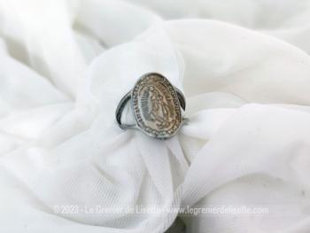 Montée sur métal , voici une belle bague mettant en valeur un écusson avec effigie de 
