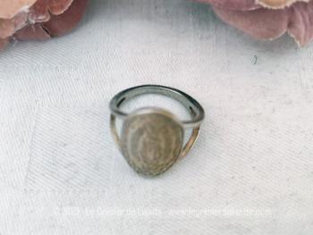 Montée sur métal , voici une belle bague mettant en valeur un écusson avec effigie de 