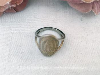 Montée sur métal , voici une belle bague mettant en valeur un écusson avec effigie de "Nostra Senora de Gudalupe" (Notre Dame de Guadalupe). Idéal pour tous les doigts de 1.8 cm de diamètre.