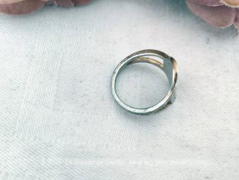 Montée sur métal , voici une belle bague mettant en valeur un écusson avec effigie de 