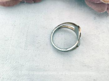 Montée sur métal , voici une belle bague mettant en valeur un écusson avec effigie de "Nostra Senora de Gudalupe" (Notre Dame de Guadalupe). Idéal pour tous les doigts de 1.8 cm de diamètre.