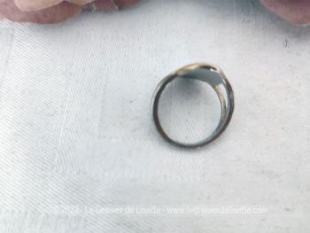Montée sur métal , voici une belle bague mettant en valeur un écusson avec effigie de 
