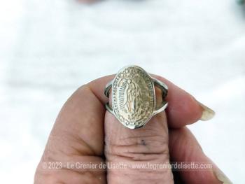 Montée sur métal , voici une belle bague mettant en valeur un écusson avec effigie de 