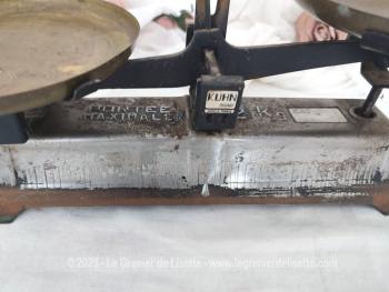 Superbe et ancienne balance de ménage de la marque Kuhn Jarville avec une  