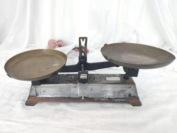 Superbe et ancienne balance de ménage de la marque Kuhn Jarville avec une  