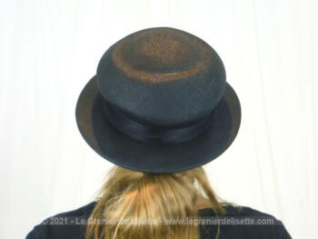 Beau chapeau en sisal noir avec un ruban et son noeud. A mettre à fond sur la tête ou à poser sur le coté et maintenir avec un elastique. Allure vintage garantie !