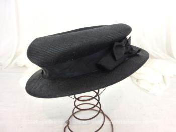 Beau chapeau en sisal noir avec un ruban et son noeud. A mettre à fond sur la tête ou à poser sur le coté et maintenir avec un elastique. Allure vintage garantie !