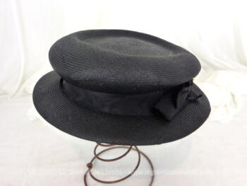 Beau chapeau en sisal noir avec un ruban et son noeud. A mettre à fond sur la tête ou à poser sur le coté et maintenir avec un elastique. Allure vintage garantie !