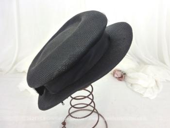 Beau chapeau en sisal noir avec un ruban et son noeud. A mettre à fond sur la tête ou à poser sur le coté et maintenir avec un elastique. Allure vintage garantie !