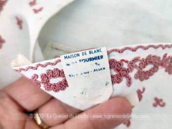 Ancien col en coton écru décorées de belles broderies couleur vieux rose, neuf malgré son age car son étiquette "Maison du Blanc" à Alger.
