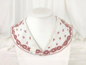 Ancien col en coton écru décorées de belles broderies couleur vieux rose, neuf malgré son age car son étiquette 
