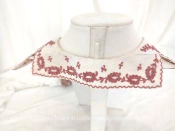 Ancien col en coton écru décorées de belles broderies couleur vieux rose, neuf malgré son age car son étiquette "Maison du Blanc" à Alger.