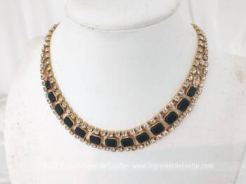 Voici un scintillant collier ras de cou avec strass et perles noires pour un effet clinquant et rempli d'éclat pour être sure de ne pas passer inaperçue !!