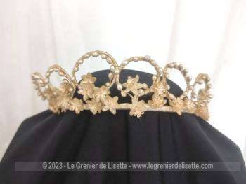 Superbe avec son air rétro et raffiné, voici un ancien diadème de mariée formé par des arches habillées de petites perles nacrées en cire et de petites fleurs en tissus qui daterait des années 30/40.