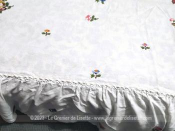 Ancien couvre-lit fait main à partir de 3 nappes et broderies aux motifs floraux de bouquets et petites fleurs de 205 x 155 et 40 cm de volants froncés sur 3 cotés.