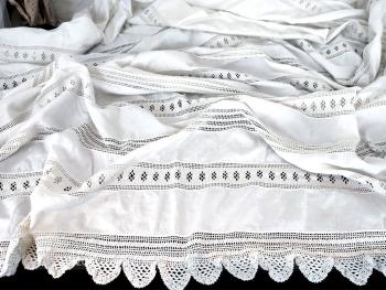 Ancien couvre-lit au crochet fait main mêlant bandes de dentelle au crochet et bandes de coton damassé sur 175 x 155 cm plus une bande de 5 cm sur 3 cotés. Piece unique.