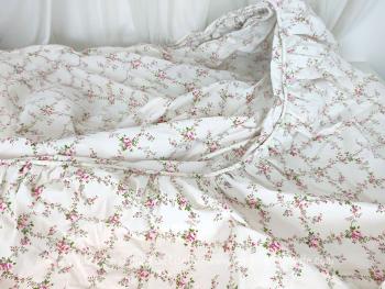 Sur 188 x 125 + 55 cm de volants sur 2 cotés, voici un couvre-lit fait main, réalisé dans un beau tissus d'ameublement en coton tendance shabby décoré de fleurs roses posées sur un treillis.