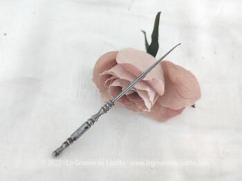 Sur 10.5 cm de long et tout en métal, voici un ancien petit crochet pour créer de la dentelle très très fine.