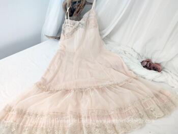 Voici un beau déshabillé court rose de la marque VITOS, datant des  années 60/70 en nylon avec une large dentelle froncée en bas correspondant à un 38 d'apres moi. Superbe et vintage même la nuit !