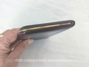 Voici un ancien étui pour grandes cartes de visite en 12.5 x 7 cm en cuir bordeaux et laiton. Vintage !