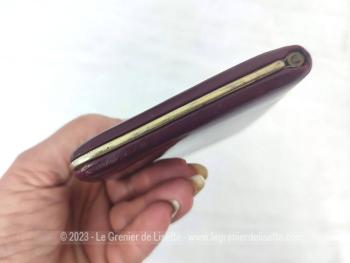 Voici un ancien étui pour grandes cartes de visite en 12.5 x 7 cm en cuir bordeaux et laiton. Vintage !