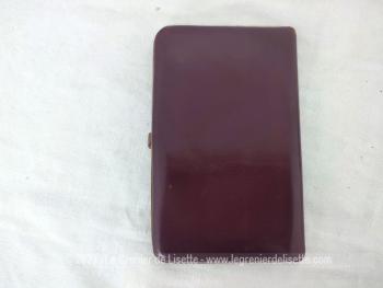 Voici un ancien étui pour grandes cartes de visite en 12.5 x 7 cm en cuir bordeaux et laiton. Vintage !