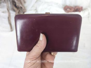 Voici un ancien étui pour grandes cartes de visite en 12.5 x 7 cm en cuir bordeaux et laiton. Vintage !