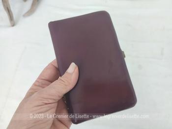 Voici un ancien étui pour grandes cartes de visite en 12.5 x 7 cm en cuir bordeaux et laiton. Vintage !
