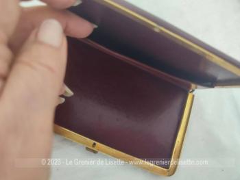 Voici un ancien étui pour grandes cartes de visite en 12.5 x 7 cm en cuir bordeaux et laiton. Vintage !