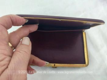 Voici un ancien étui pour grandes cartes de visite en 12.5 x 7 cm en cuir bordeaux et laiton. Vintage !