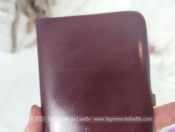 Voici un ancien étui pour grandes cartes de visite en 12.5 x 7 cm en cuir bordeaux et laiton. Vintage !
