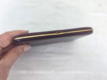 Voici un ancien étui pour grandes cartes de visite en 12.5 x 7 cm en cuir bordeaux et laiton. Vintage !