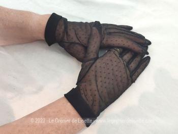 Anciens gants voile de nylon en plumetis noir légérement extensible avec revers uni au poignet et datant des années 60 pour une taille 7 maximum.