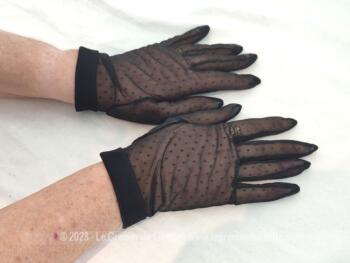 Anciens gants voile de nylon en plumetis noir légérement extensible avec revers uni au poignet et datant des années 60 pour une taille 7 maximum.