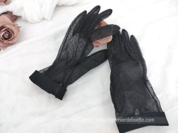 Anciens gants voile de nylon en plumetis noir légérement extensible avec revers uni au poignet et datant des années 60 pour une taille 7 maximum.