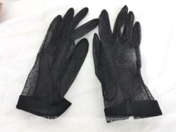 Anciens gants voile de nylon en plumetis noir légérement extensible avec revers uni au poignet et datant des années 60 pour une taille 7 maximum.