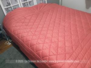 Ancien couvre lit ou édredon matelassé rouge corail