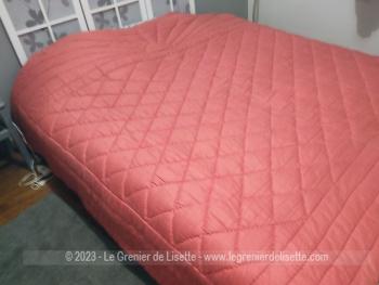 Sur 240 x 220 cm, voici un ancien couvre lit ou édredon matelassé en laine habillé de tissus en coton couleur rouge corail parfait pour un lit de toutes dimensions suivant  son utilisation.