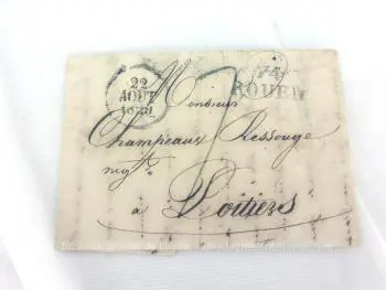 Agée de plus de 194 ans, voici une ancienne petite lettre pli du 22 aout 1829 expédiée de Rouen et adressée à un particulier à Poitiers, pour l'informer d'un envoi de procuration.