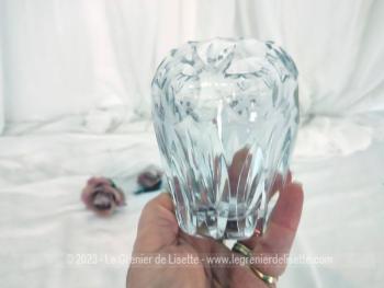 Sur 11 x 9 x 5 cm, voici un véritable petit vase en cristal taillé à la main par Kisslinger Rattenberg avec encore son étiquette. Superbe !