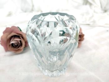 Sur 11 x 9 x 5 cm, voici un véritable petit vase en cristal taillé à la main par Kisslinger Rattenberg avec encore son étiquette. Superbe !