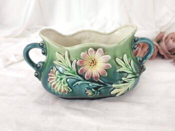 Voici une adorable mini jardinière de 23 x 9 x 11 cm, en barbotine numérotée et signée avec un superbe décor de fleurs en relief pour une tendance très shabby.