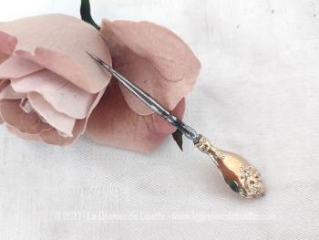 Ancien poinçon ou alène en métal avec le manche ouvragé et  recouvert d'une laque dorée.